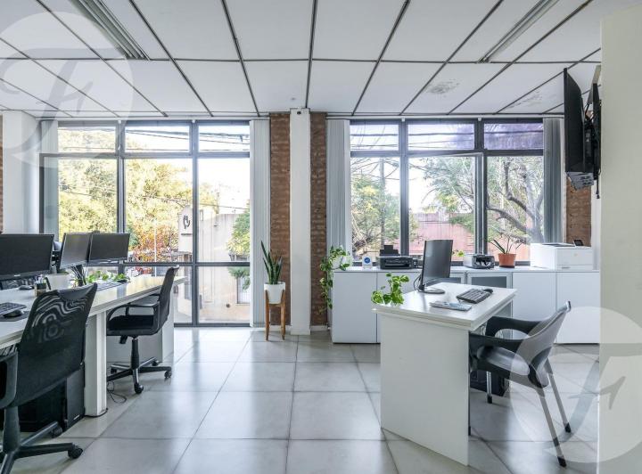 Oficina en esquina céntrica – Luz, ubicación y potencial en San - Frente a la plaza Belgrano 5