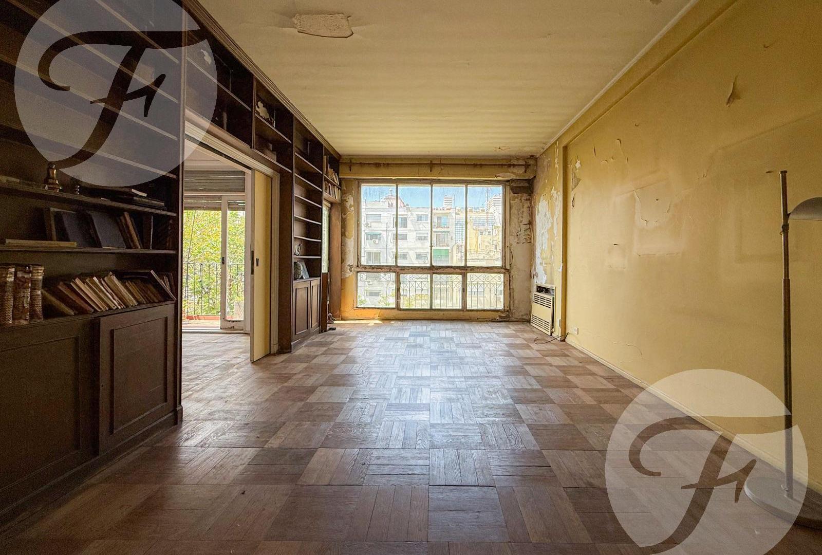 4 ambientes a renovar — Piso 8° con vista a pulmón único en Plaza San Martín - Apto Credito