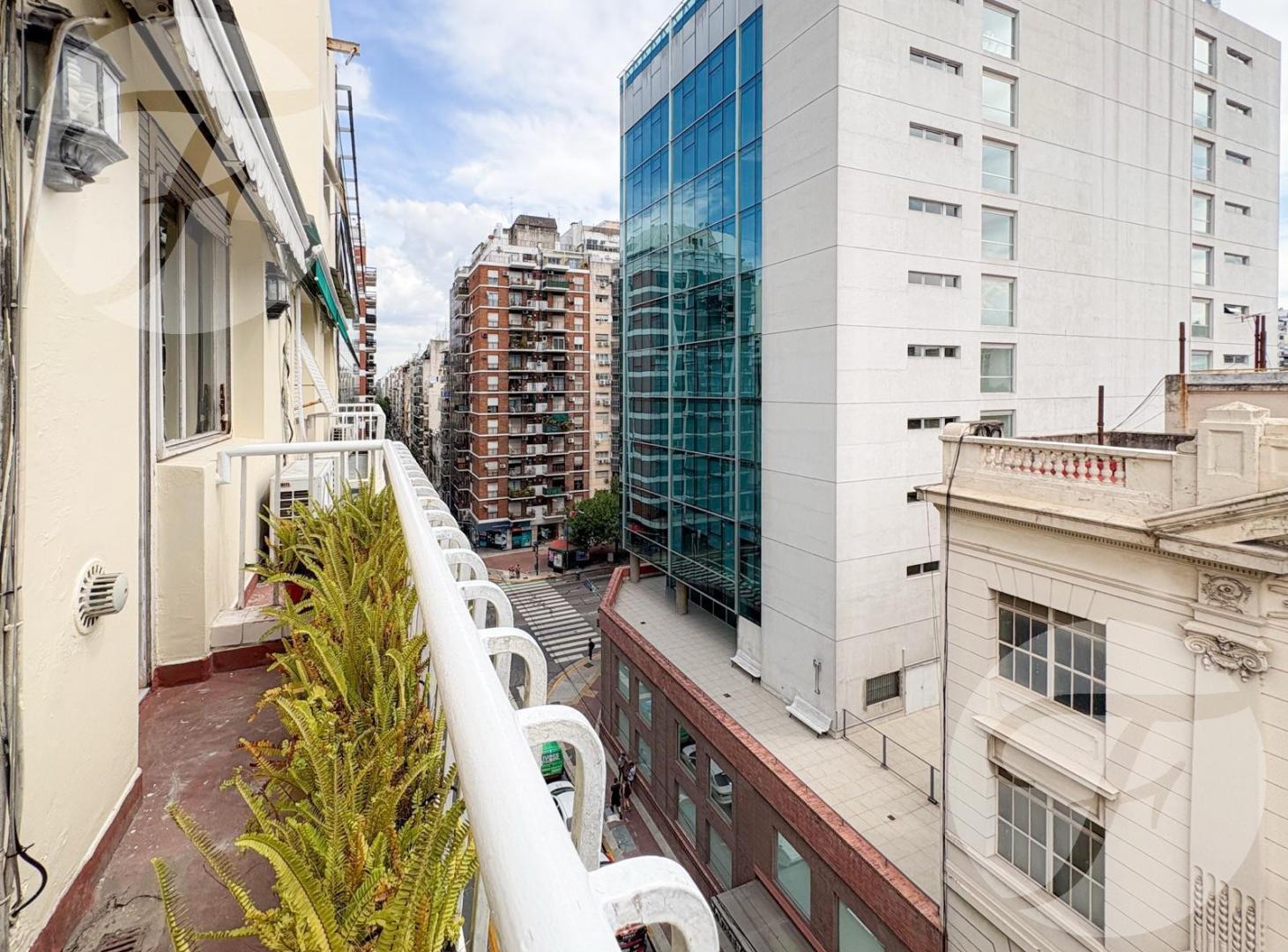 Luminoso departamento 2 ambientes con balcón y dependencia en Montevideo y Córdoba