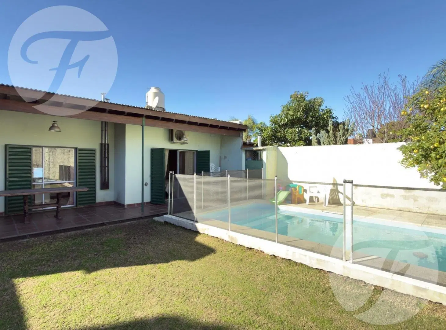 Casa familiar de 3 Dormitorios con Suite, Piscina, Galería y Cochera Doble | Novillo 845 2