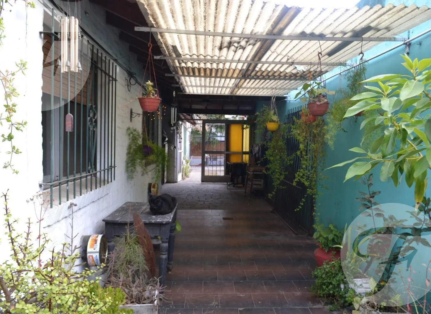 Lote con 3 departamentos y 1 local en Av Ratti. 2