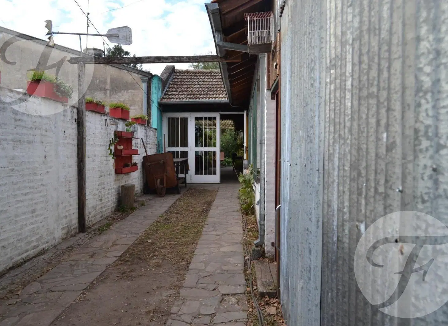 Lote con 3 departamentos y 1 local en Av Ratti. 4