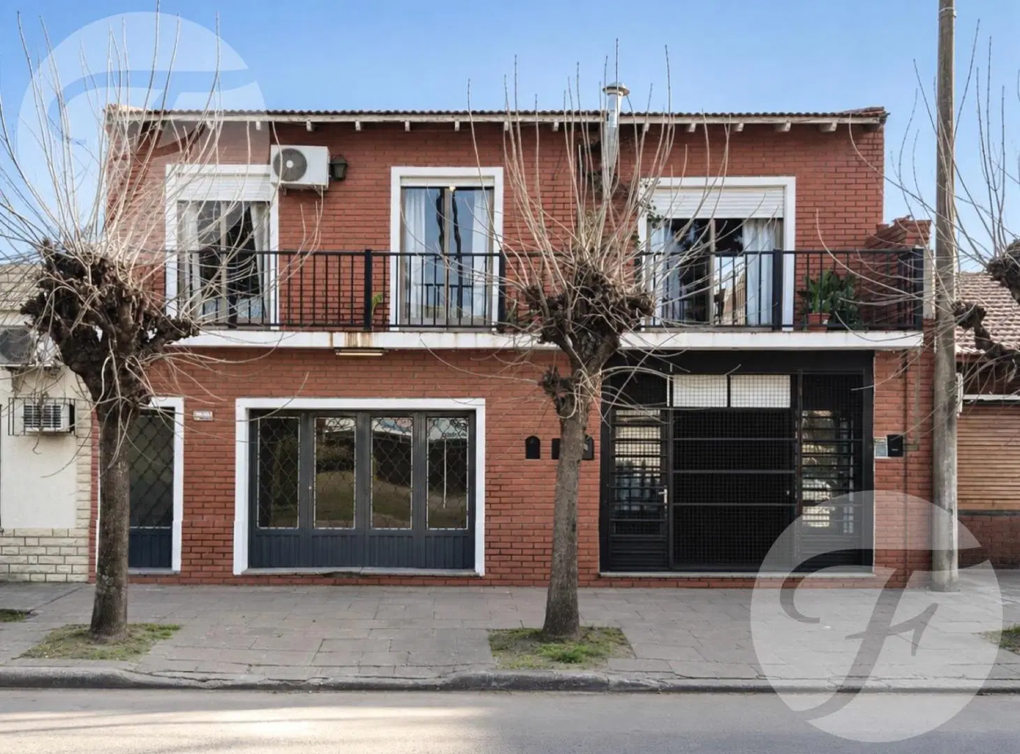 Propiedad con Renta Inmediata sobre Av. Sarmiento | Vivienda, Jardín   2 locales comerciales 5