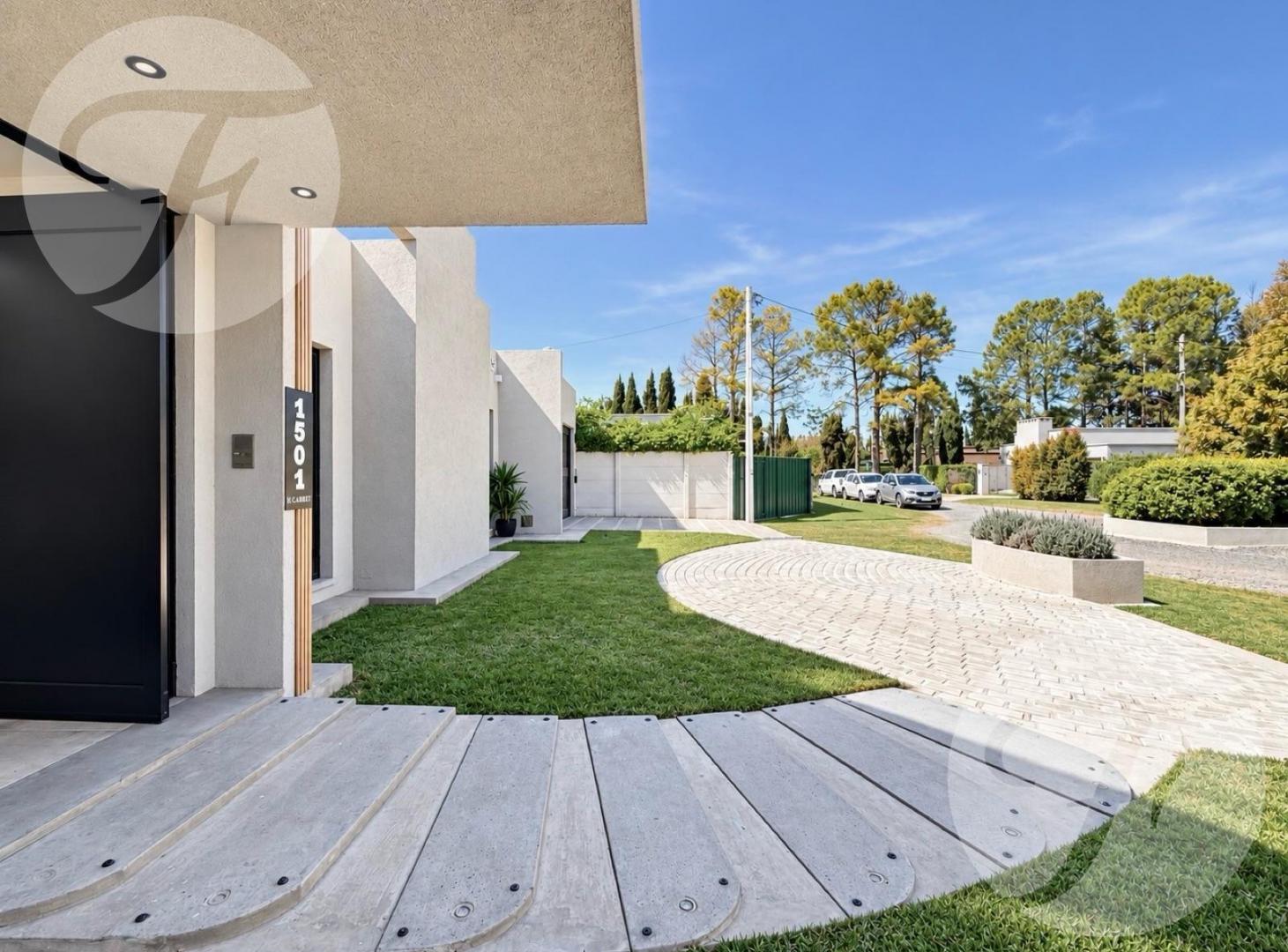Foto de CASA EN VENTA EN BARRIO CUATRO ROBLES – 950 M² DE TERRENO, 2 SUITES, imagen 2