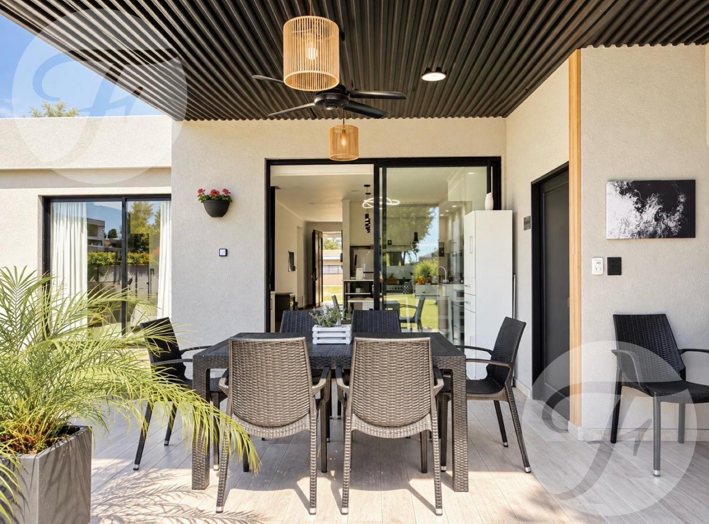 Foto de CASA EN VENTA EN BARRIO CUATRO ROBLES – 950 M² DE TERRENO, 2 SUITES, imagen 3