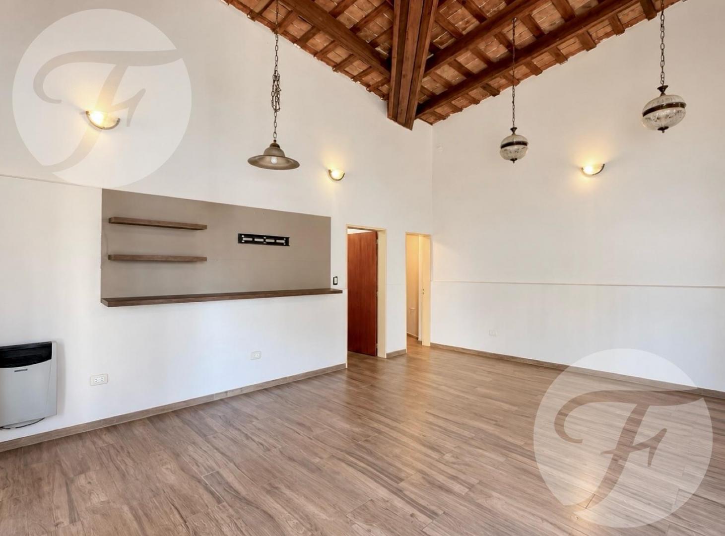 Foto de CASA EN ESQUINA CON 2 SUITES, COCHERA Y PATIO CON JACUZZI – ZONA, imagen 1