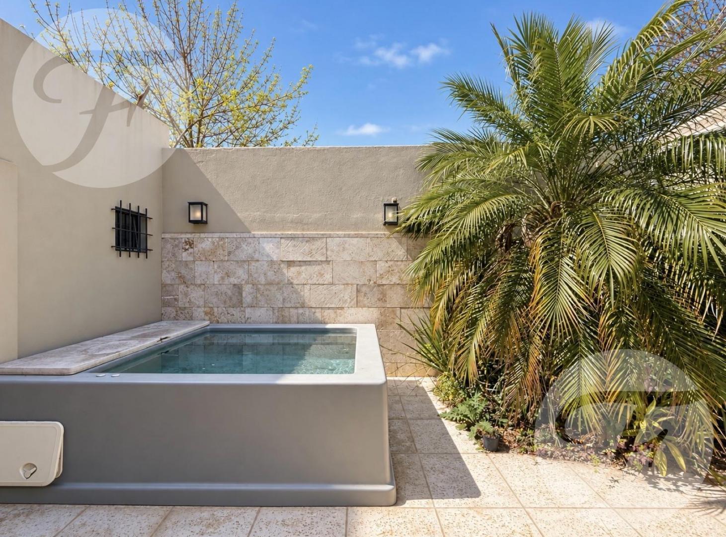 Foto de CASA EN ESQUINA CON 2 SUITES, COCHERA Y PATIO CON JACUZZI – ZONA, imagen 3