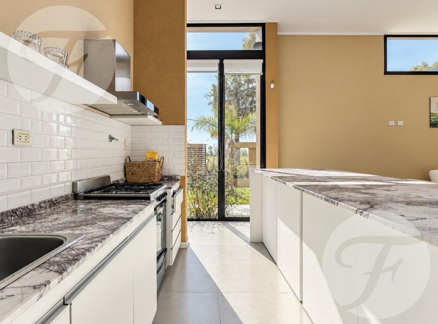 Foto de CASA MODERNA CON PISCINA Y QUINCHO EN DRIVING GOLF SAN PEDRO – 1.000 M², imagen 2