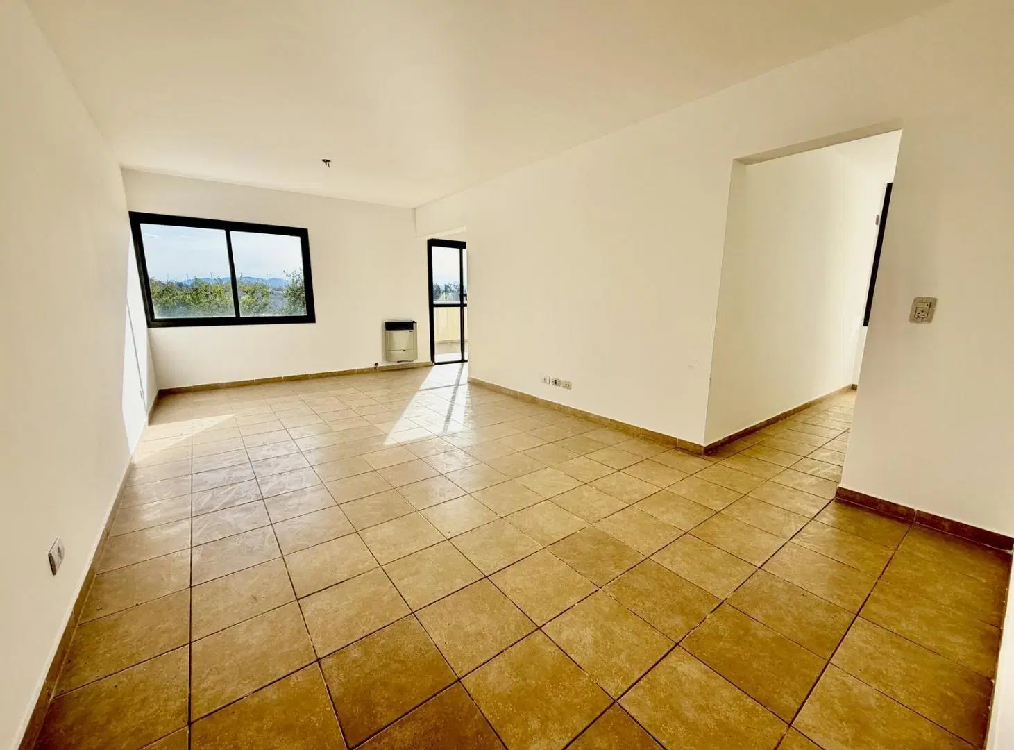 El dpto con terraza y cerca de TODO esta disponible para vos! 1