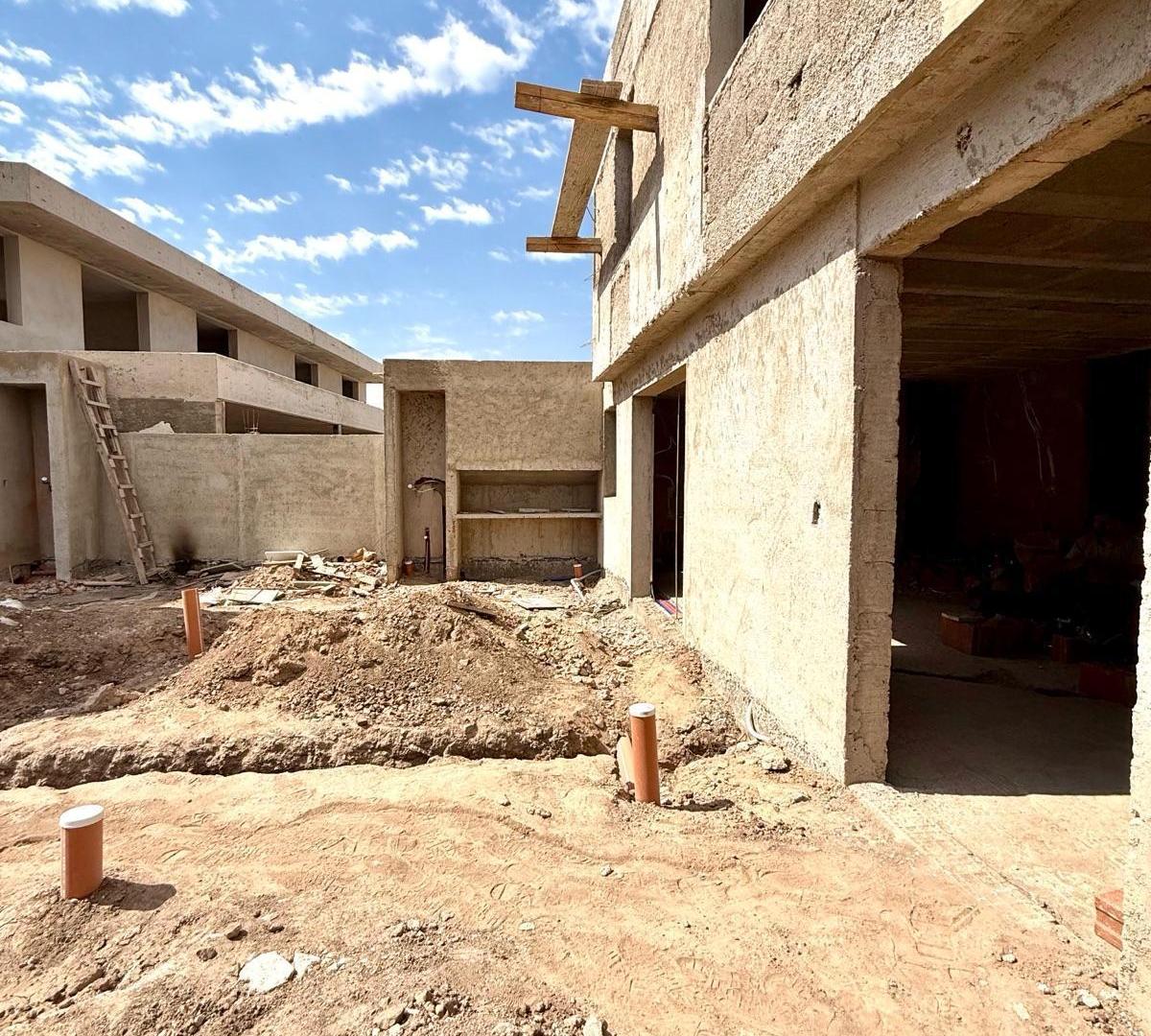 Foto de Frente a espacio verde: 4 unidades de 3 dorm en Housing!!, imagen 2