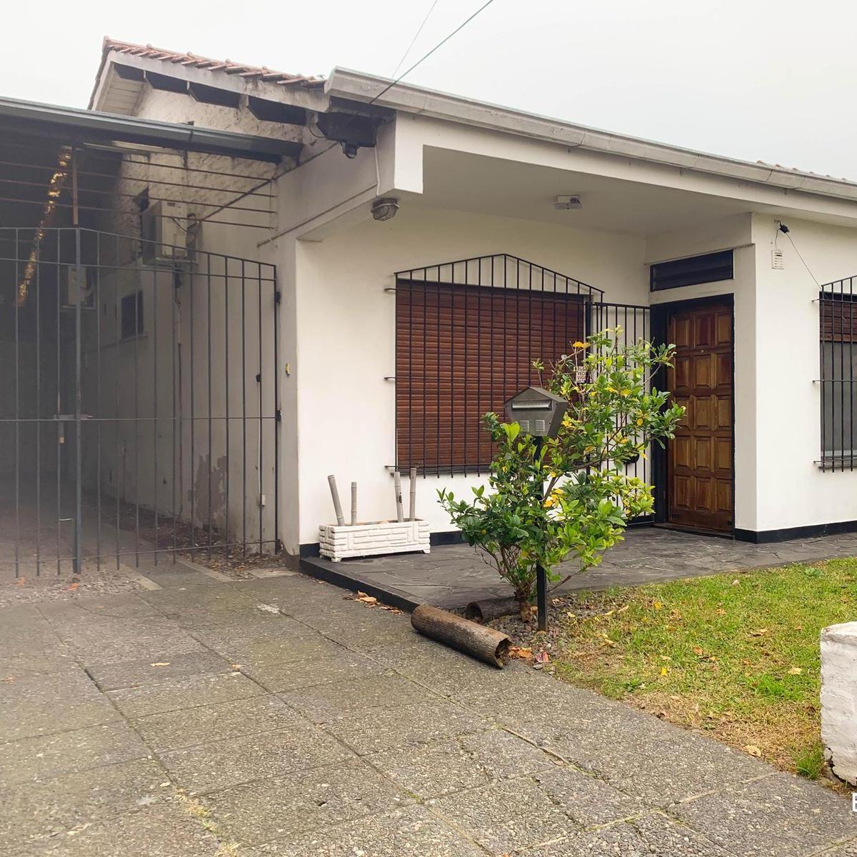 Casa Chalet con Taller en Venta en Barrio Luna 4