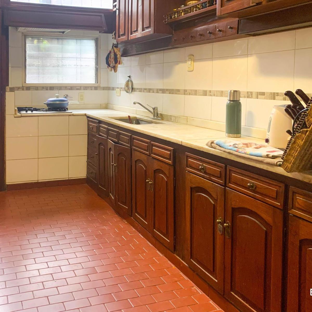 Chalet con Consultorios en Venta en Hurlingham 3