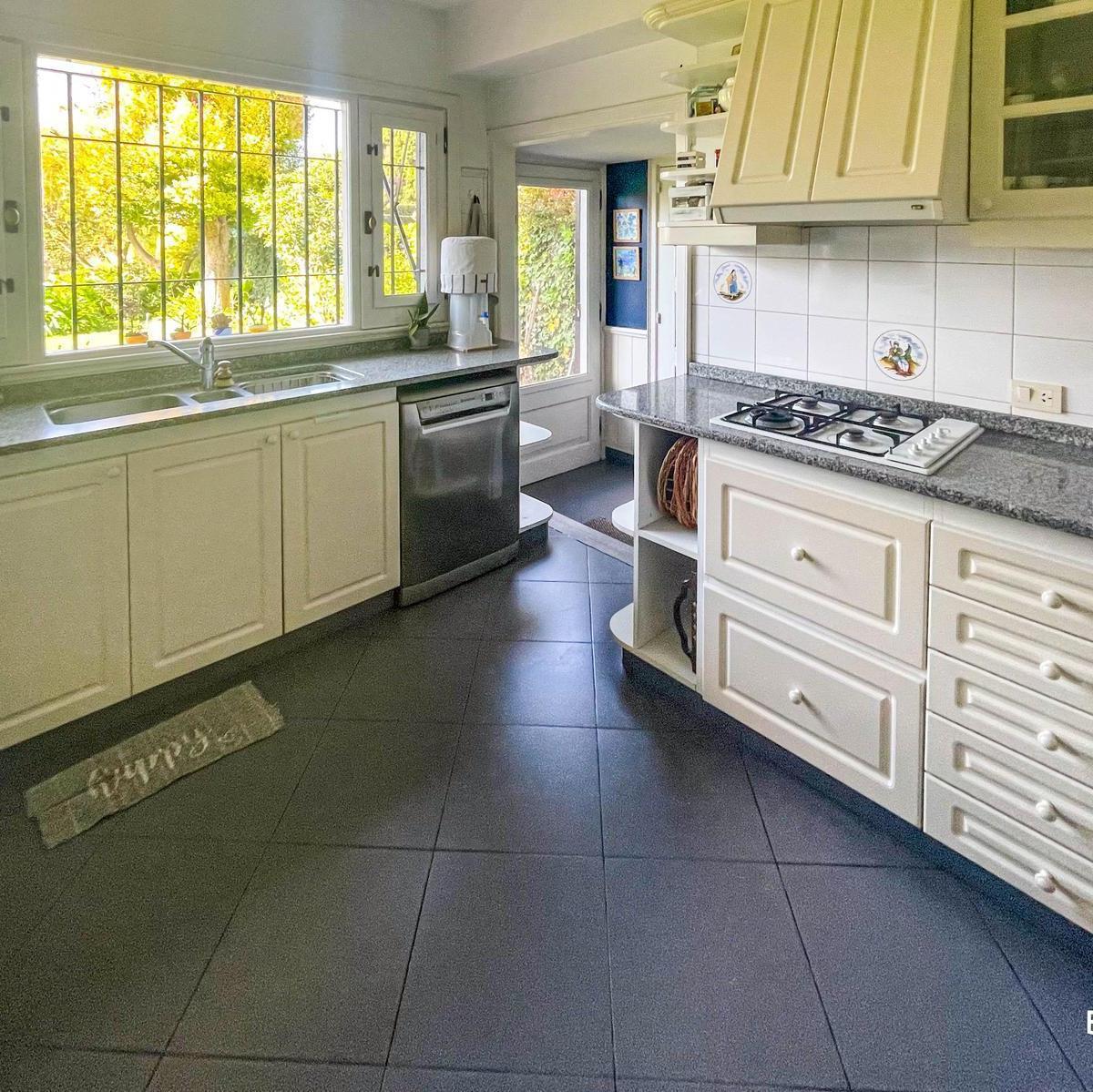Imponente Chalet de Estilo Clásico en Parque Johnston - Venta en Hurlingham 3