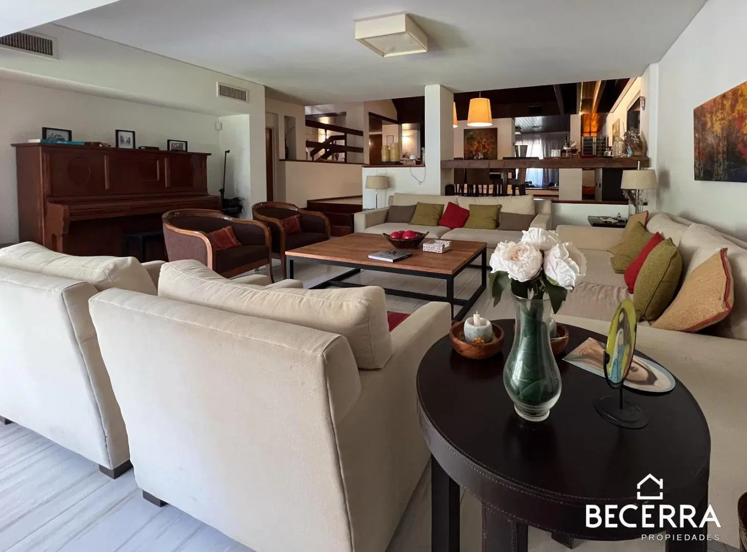 Imponente Casa de Estilo y Diseño en Venta - A 1 cuadra de la Plaza de Hurlingham 2