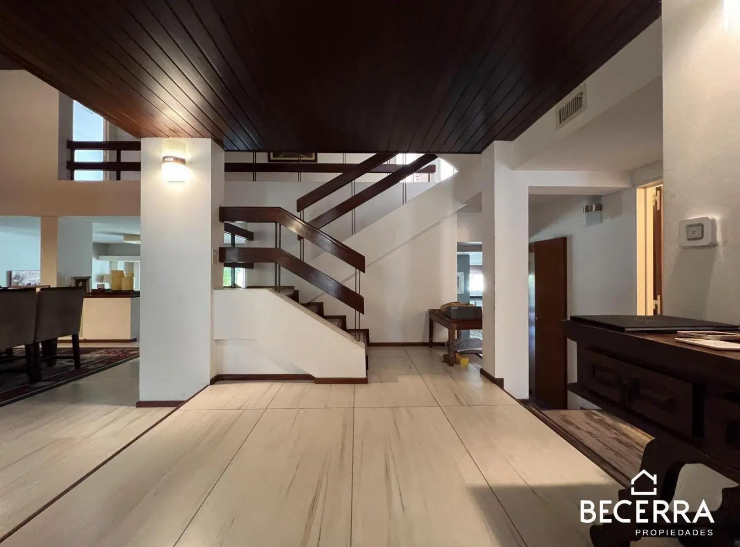Imponente Casa de Estilo y Diseño en Venta - A 1 cuadra de la Plaza de Hurlingham 8