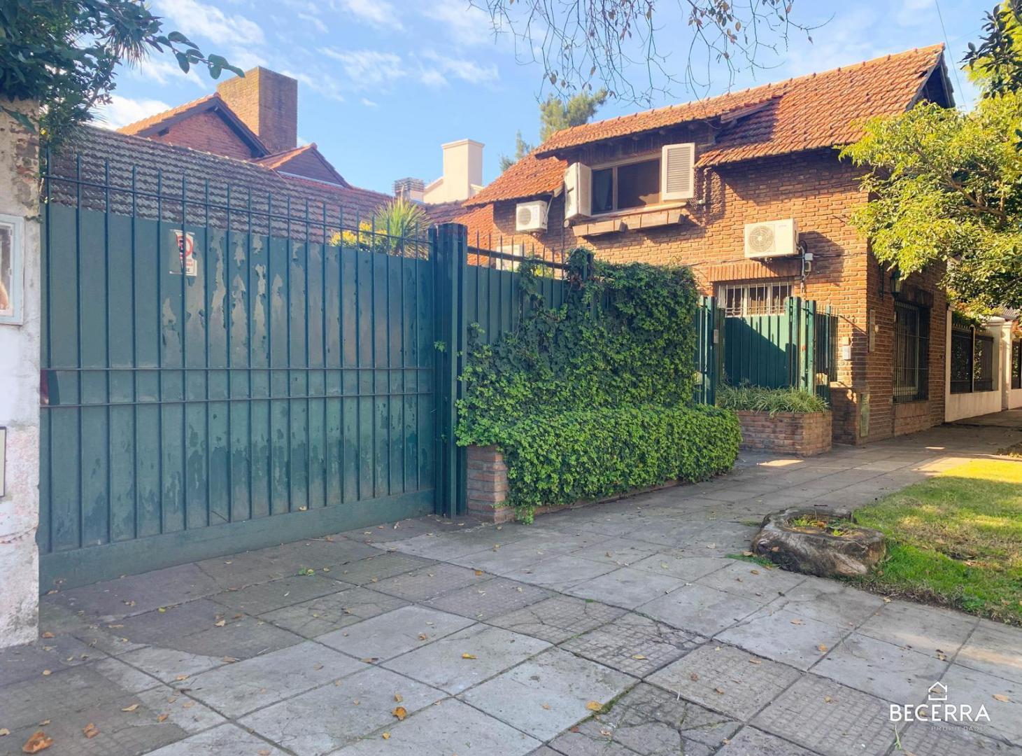 Foto de Chalet con consultorios en Venta en Hurlingham, imagen 1