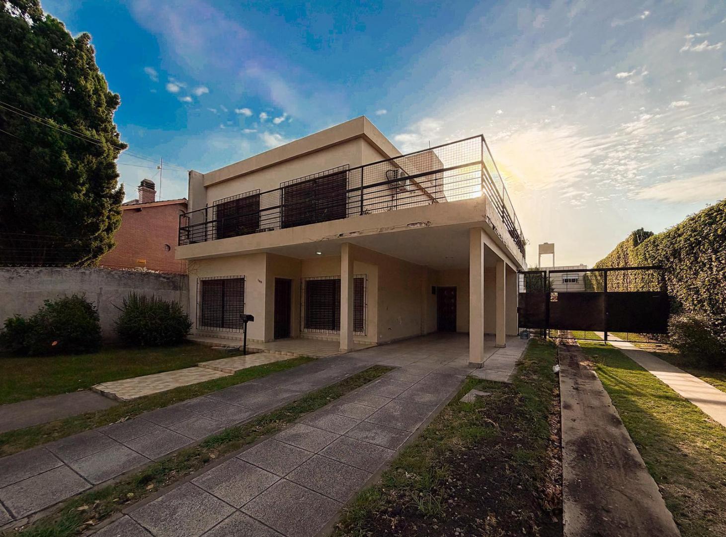 Foto de Venta - Amplia casa familiar en dos plantas con fondo libre y terraza, imagen 4