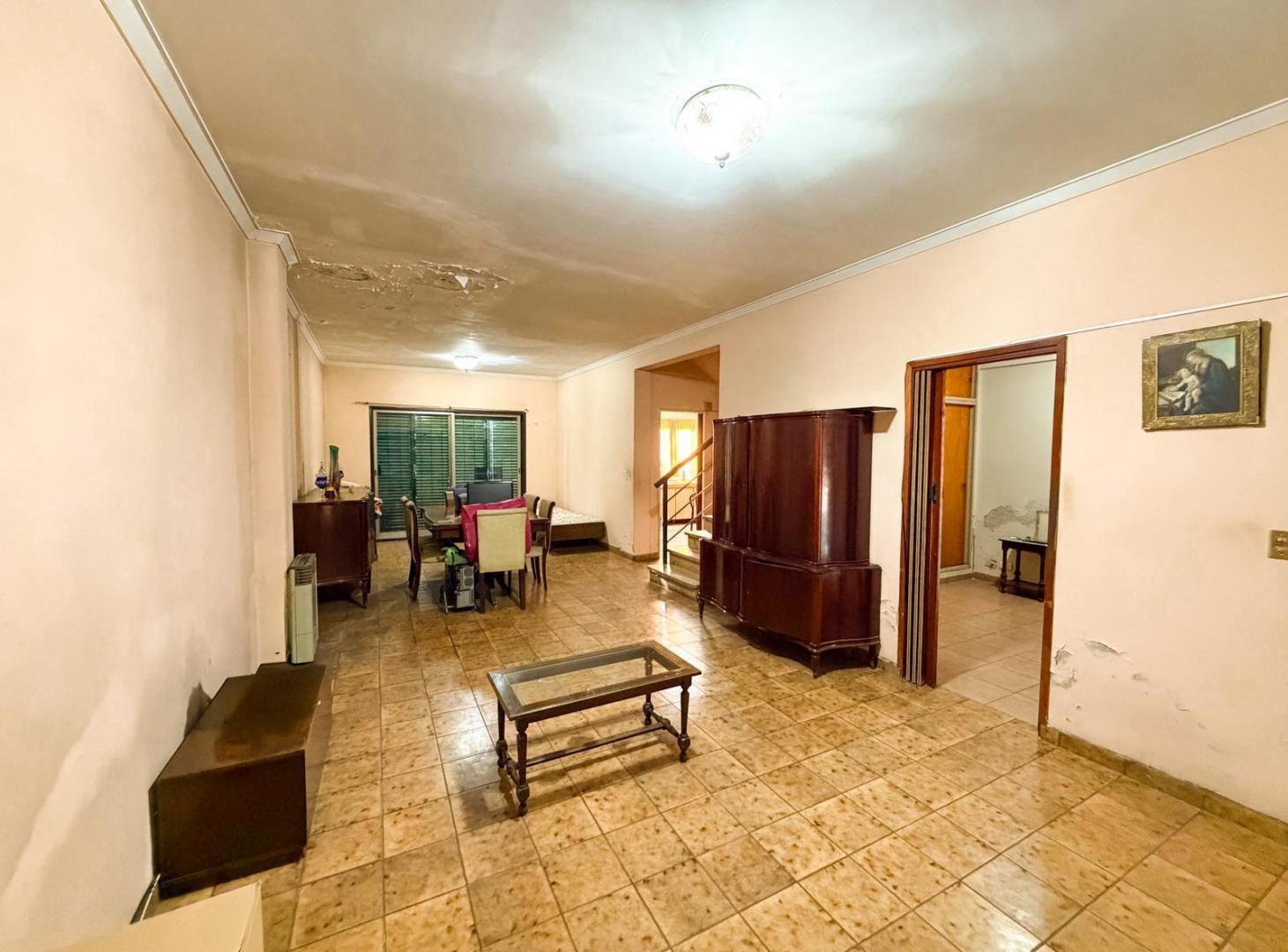 Foto de Venta - Amplia casa familiar en dos plantas con fondo libre y terraza, imagen 1