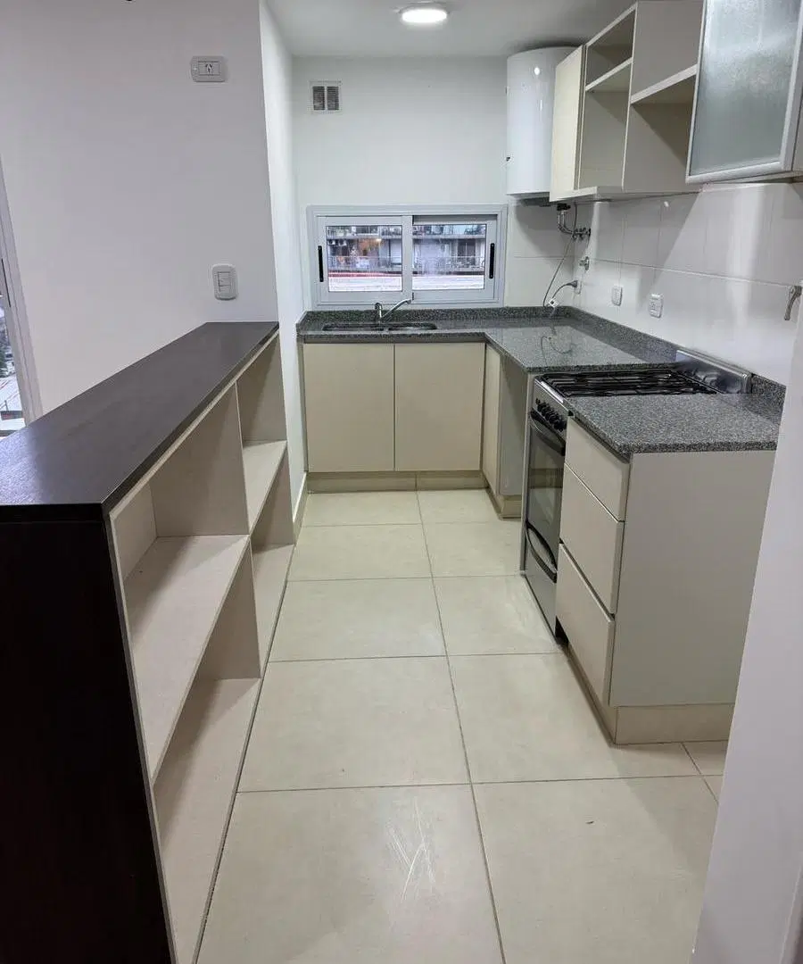 Departamento de 2 ambientes, cocina, baño, toilette, living comedor, dormitorio y balcon 5