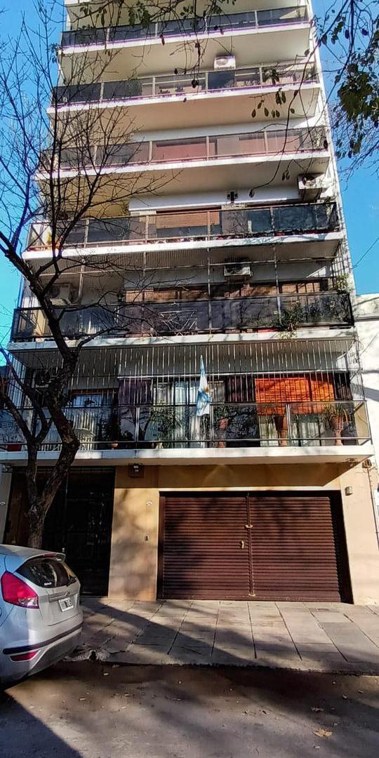Departamento de 4 ambientes en Parque Chas con cochera, baño, toilette, y dependencia de servicio co