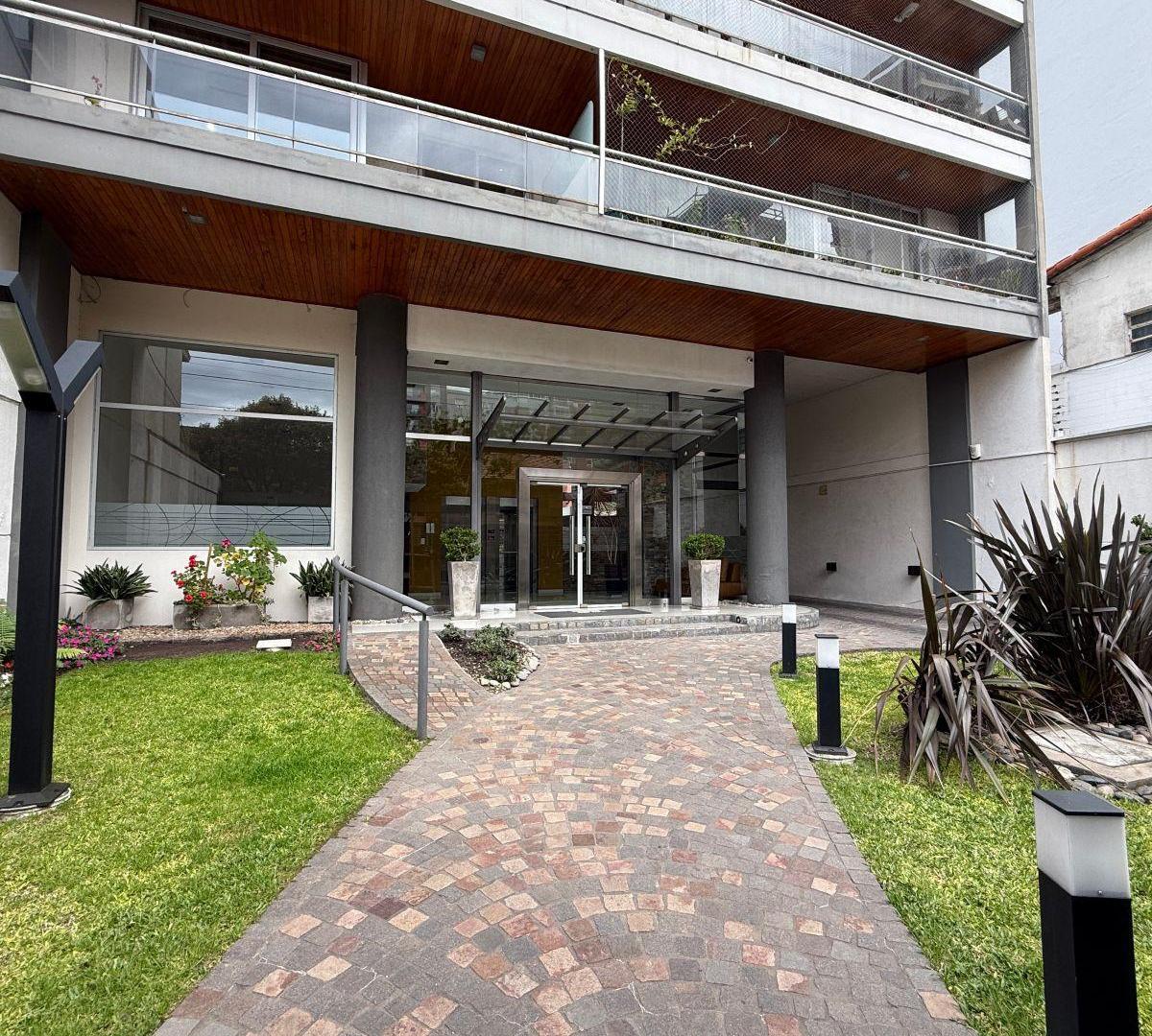 Foto de Venta amplio semi piso 3 ambientes con cochera Quilmes Centro, imagen 1