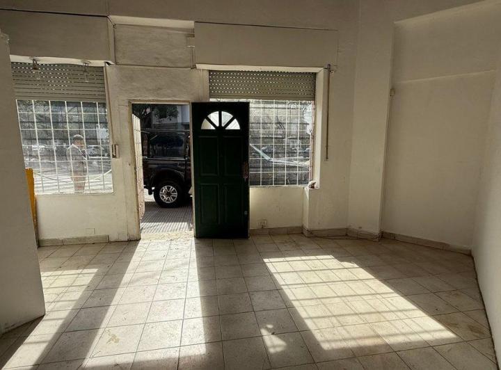 ALQUILER LOCAL COMERCIAL EN ESQUINA SAAVEDRA 4