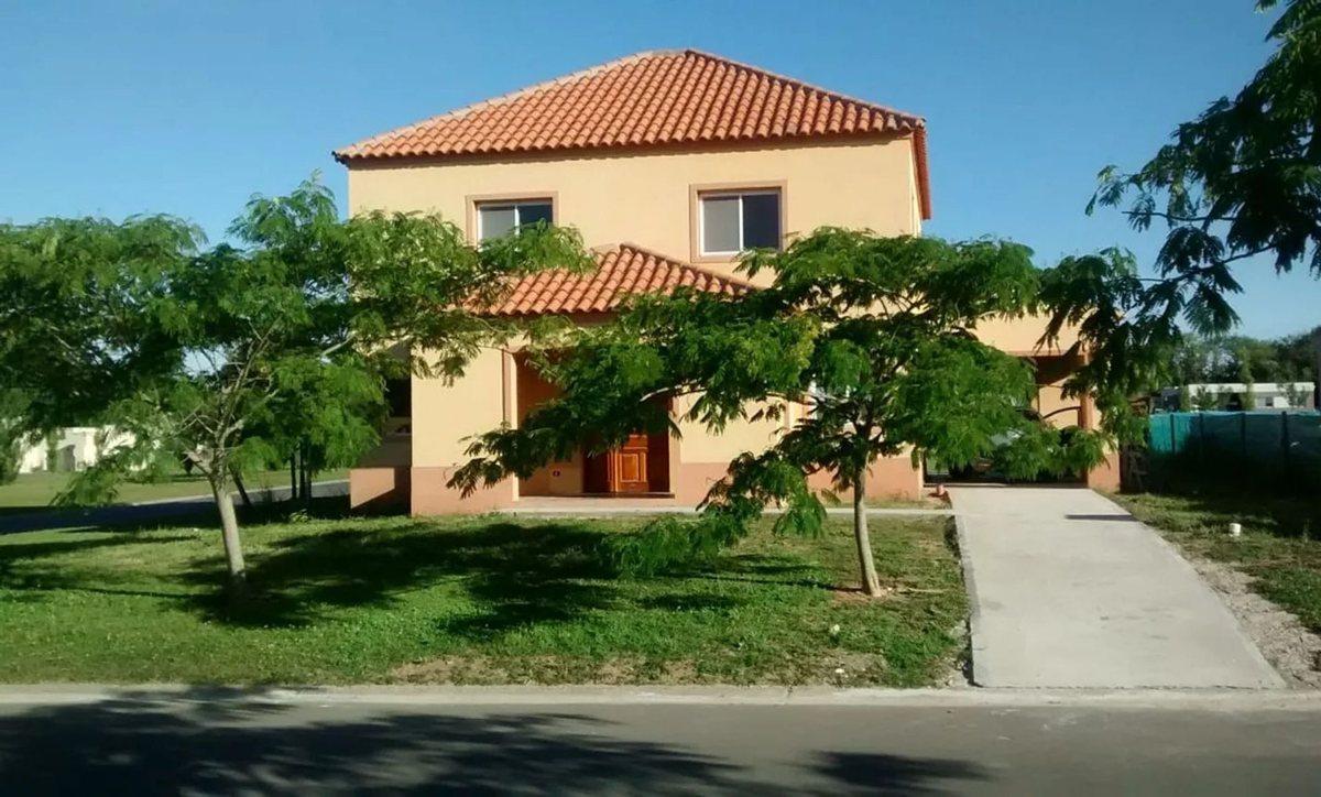 VENTA CASA 4 AMBIENTES PILAR DEL ESTE, PILETA