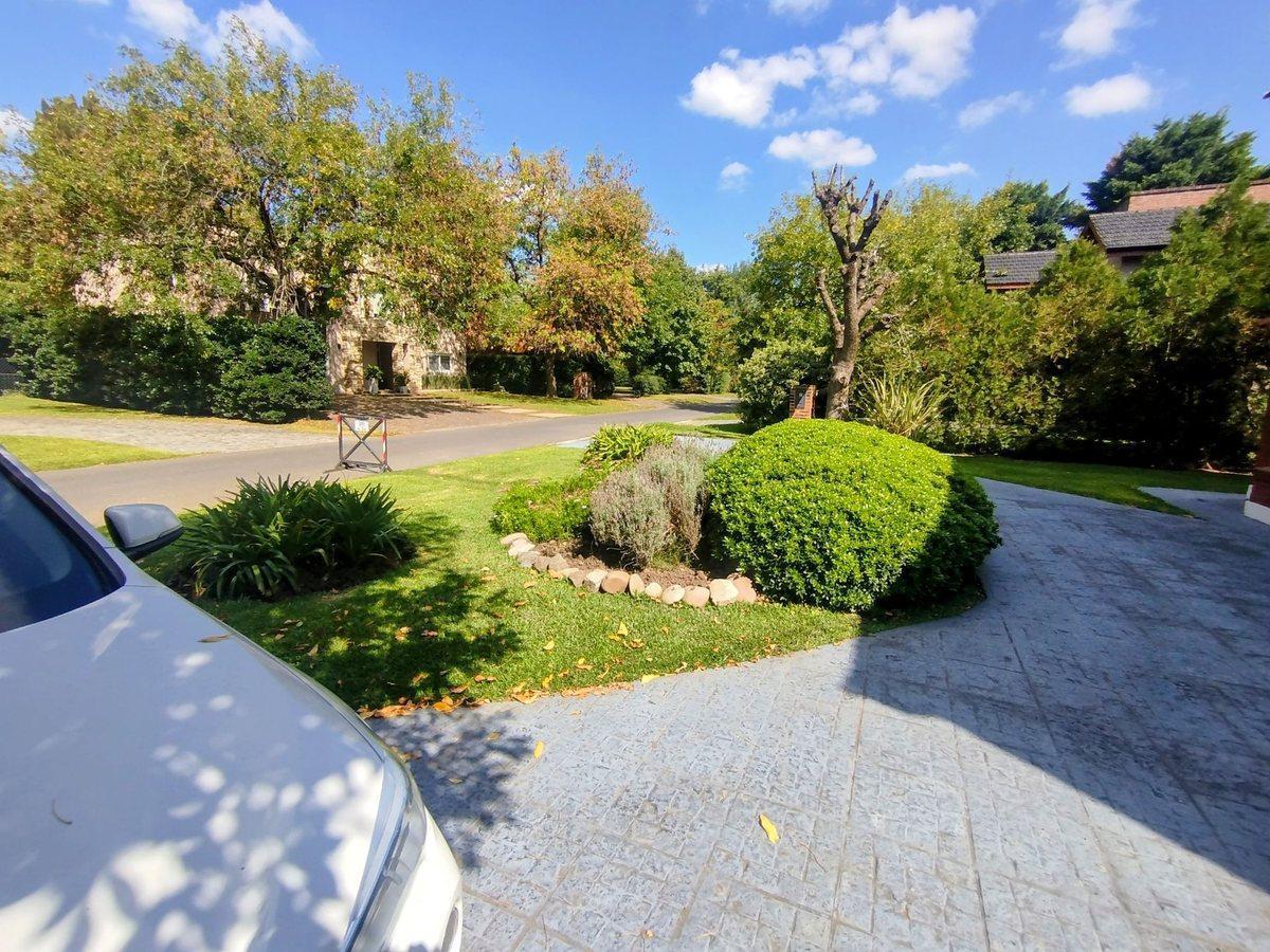 CASA EN VENTA CLUB DE CAMPO PILAR DEL LAGO 5 DORM.