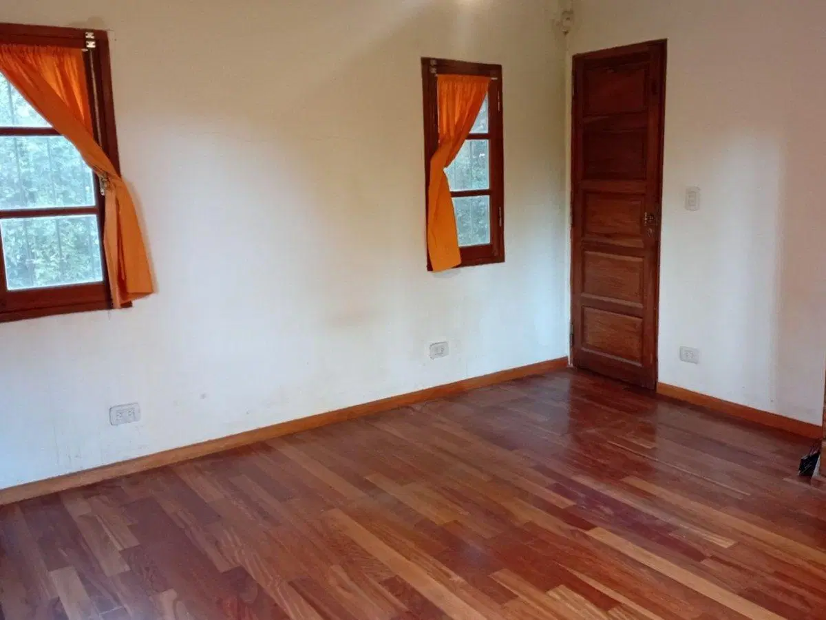 CASA EN VENTA CON PILETA Y AMPLIO TERRENO MORENO 5