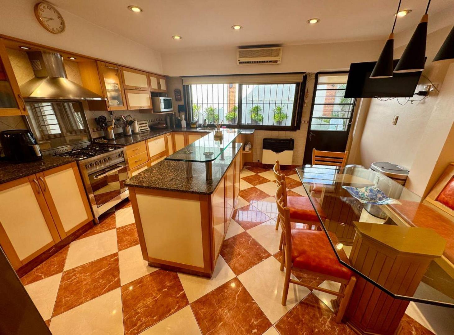 Foto de Venta Casa Coghlan 5 amb Pileta Parrilla 2 Coch., imagen 4