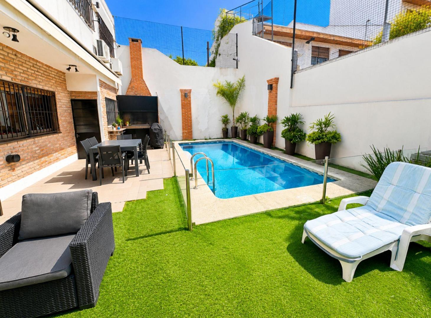 Foto de Venta Casa Coghlan 5 amb Pileta Parrilla 2 Coch., imagen 2