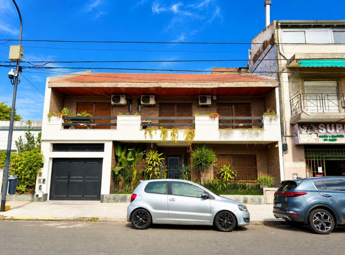 Foto de Venta Casa Coghlan 5 amb Pileta Parrilla 2 Coch., imagen 1
