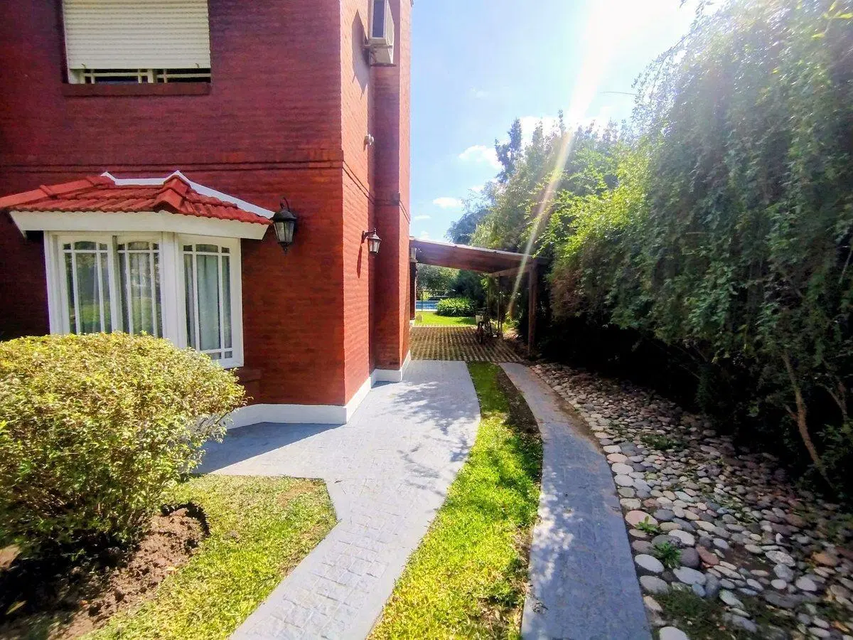 CASA EN VENTA CLUB DE CAMPO PILAR DEL LAGO 5 DORM. 2