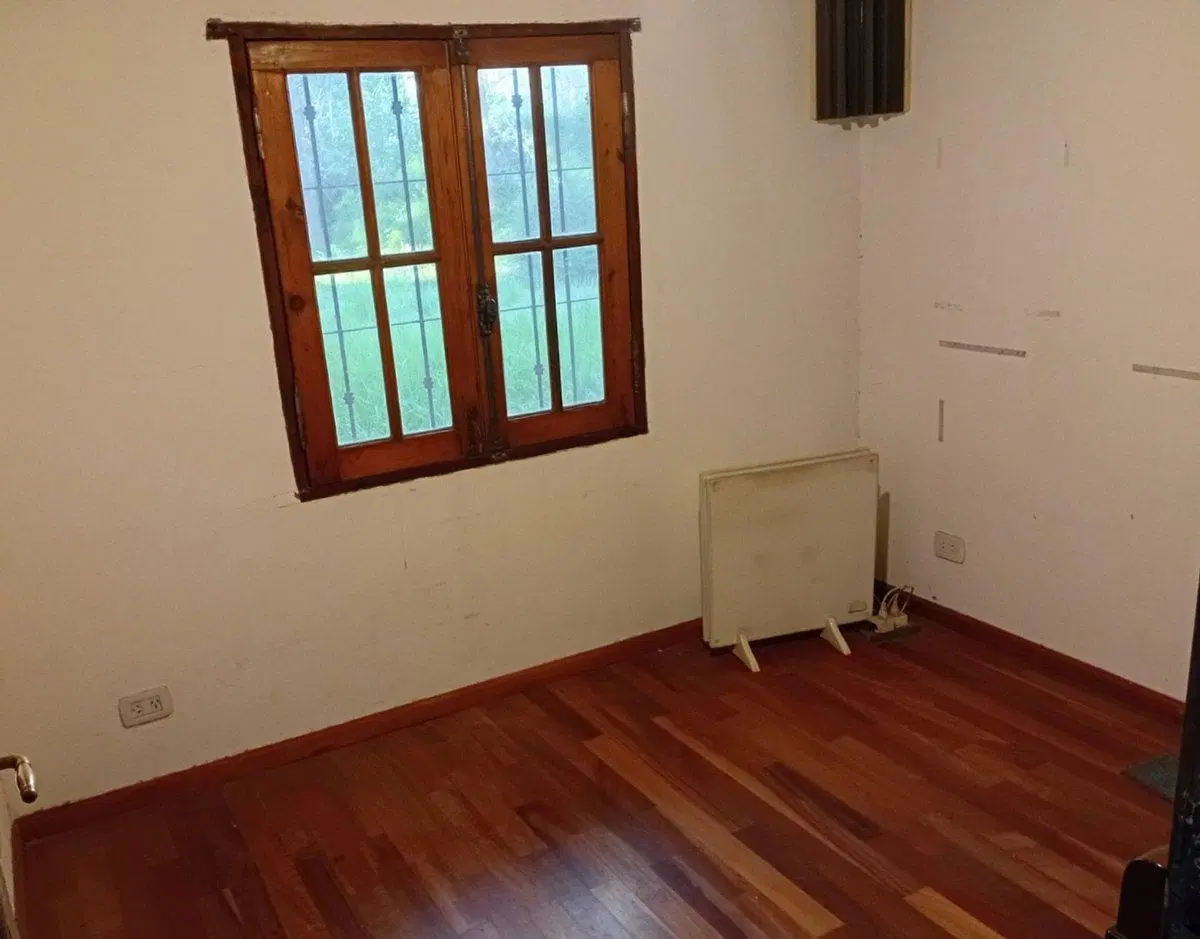 CASA EN VENTA CON PILETA Y AMPLIO TERRENO MORENO 2