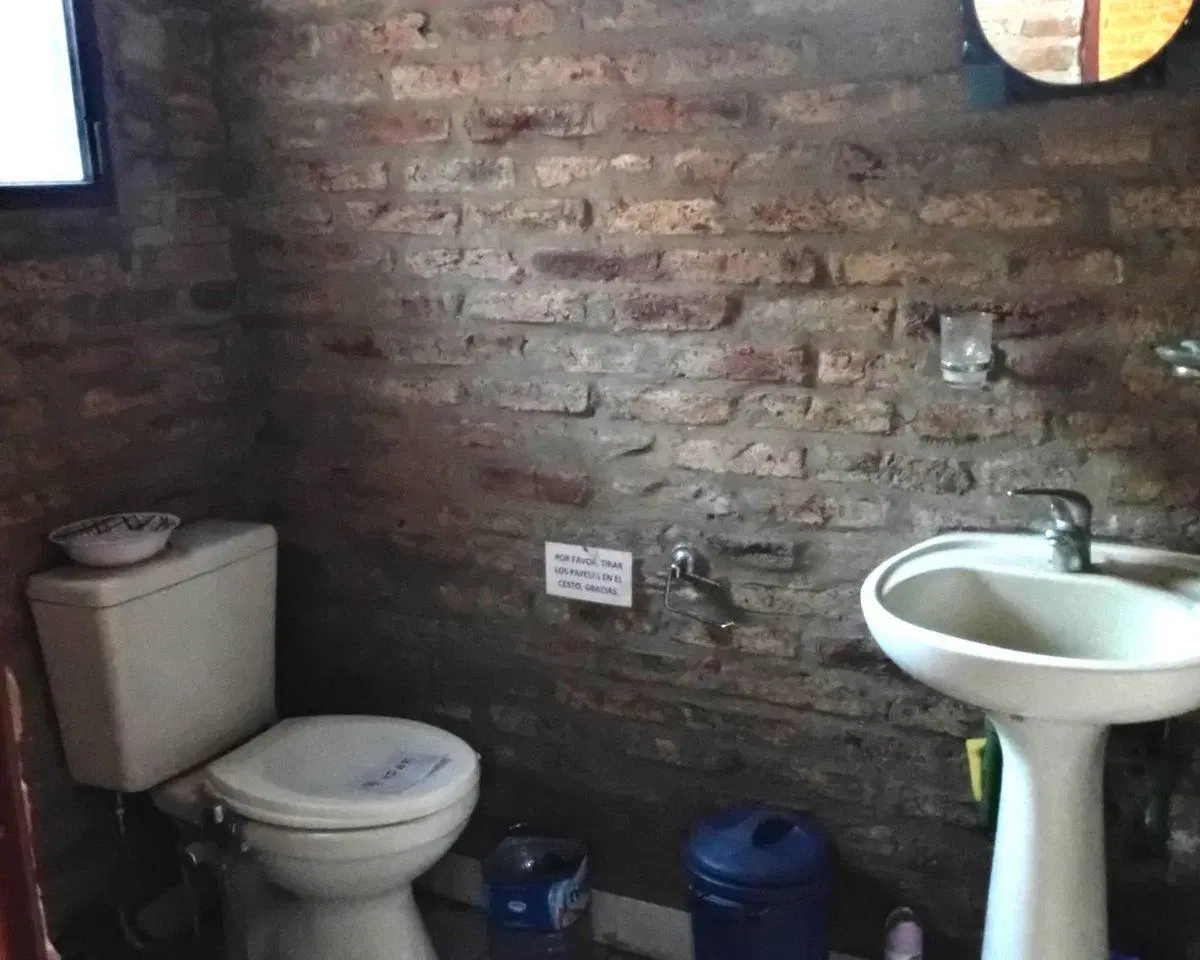 CASA EN VENTA CON PILETA Y AMPLIO TERRENO MORENO 5