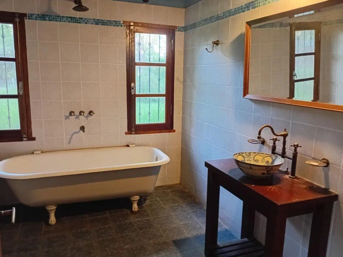 CASA EN VENTA CON PILETA Y AMPLIO TERRENO MORENO 3