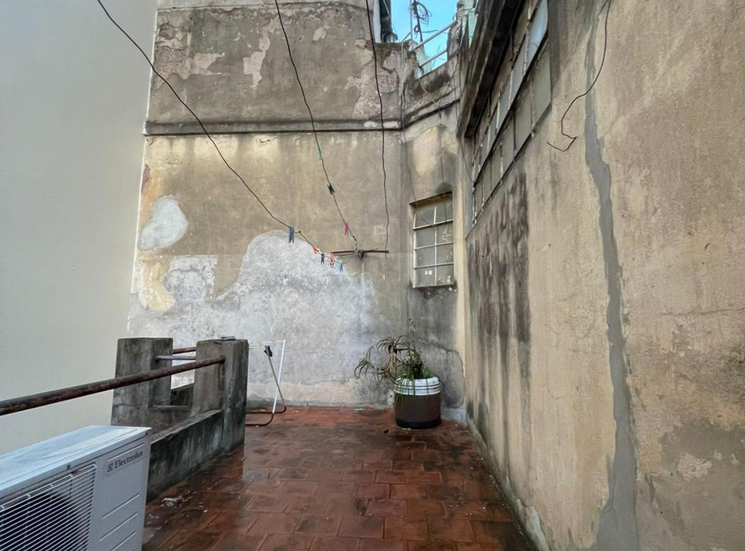 Foto de VENTA PH 4 AMB AL FRENTE A REFACCIONAR V URQUIZA, imagen 4