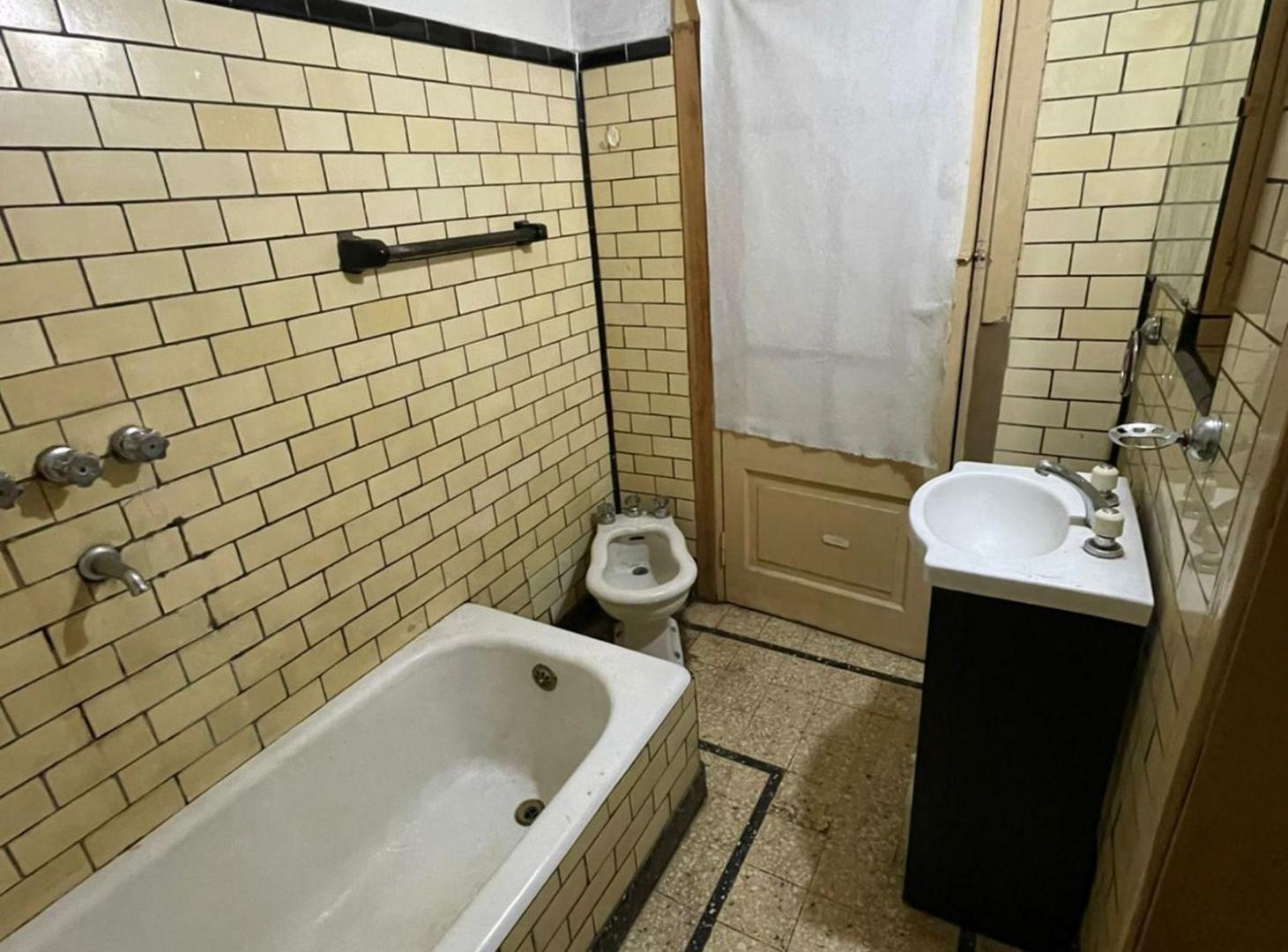 Foto de VENTA PH 4 AMB AL FRENTE A REFACCIONAR V URQUIZA, imagen 1