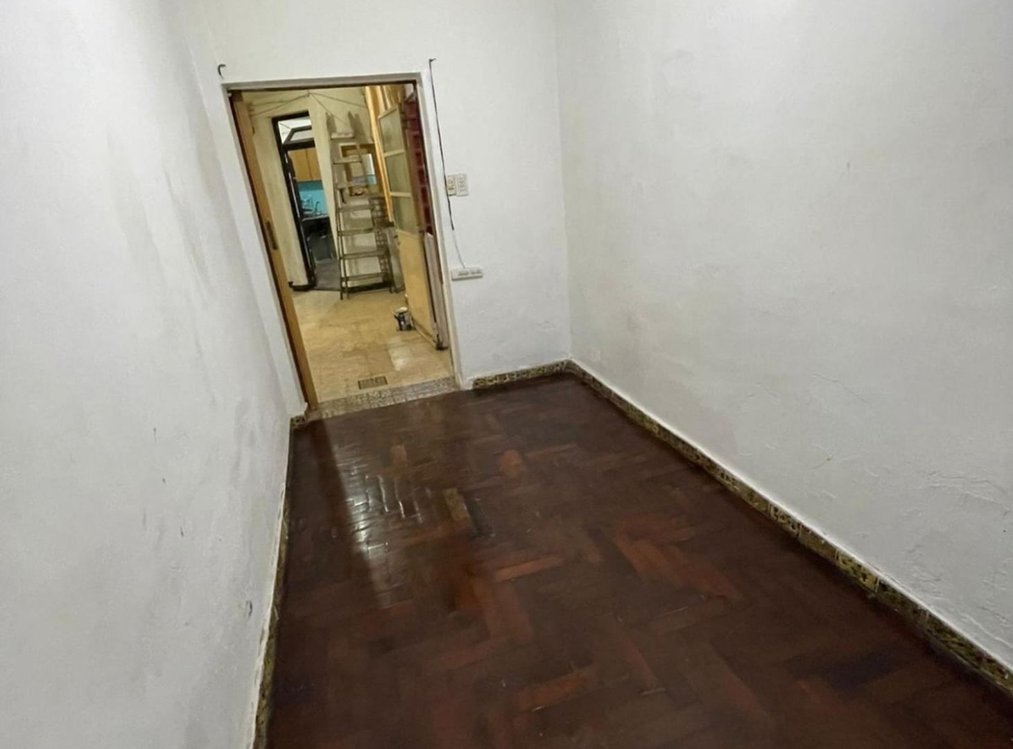 Foto de VENTA PH 4 AMB AL FRENTE A REFACCIONAR V URQUIZA, imagen 2