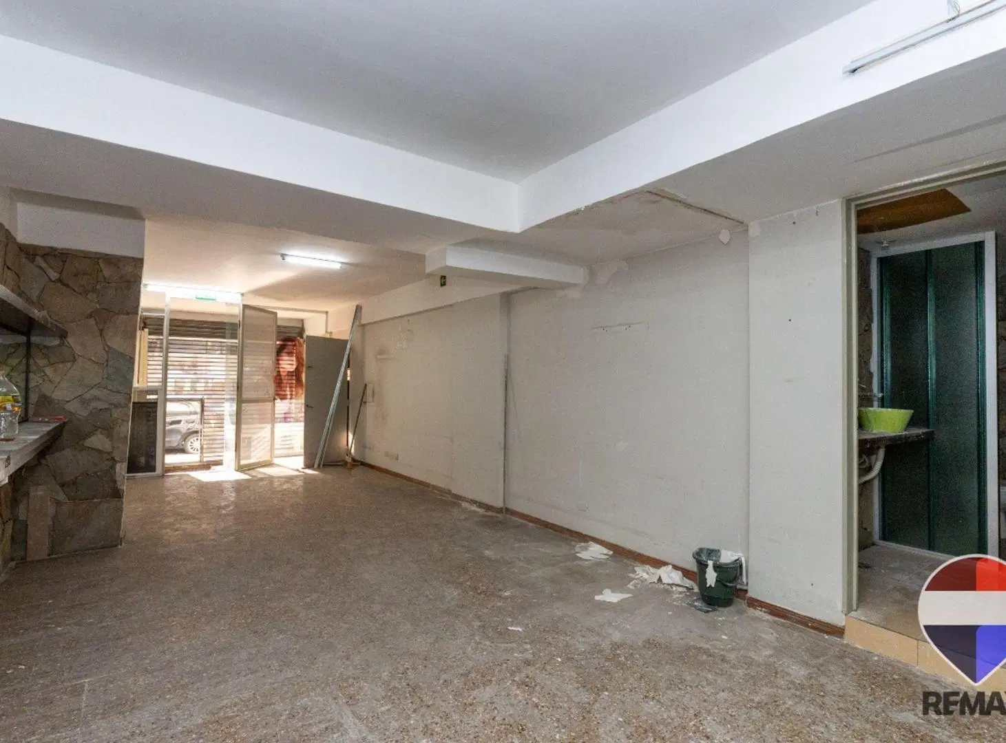 VENTA LOCAL EN FLORES 1
