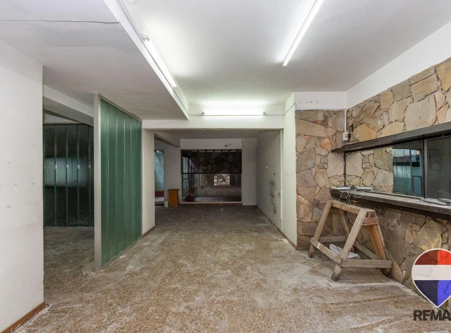 VENTA LOCAL EN FLORES 3