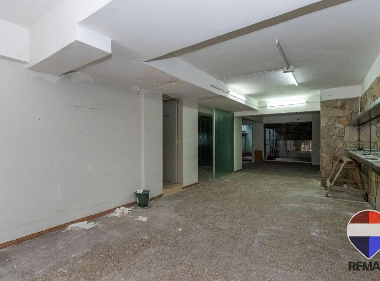 VENTA LOCAL EN FLORES 2