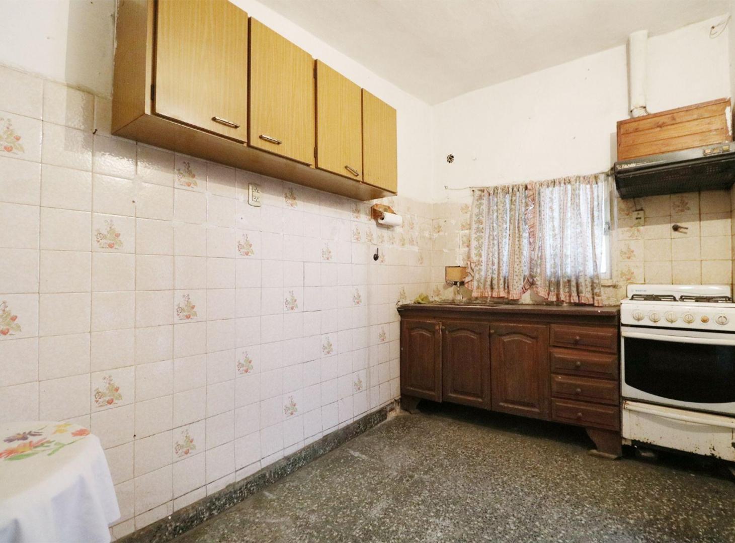 Foto de VENTA CASA LOTE PROPIO C/LOCAL, PILETA/ MORENO, imagen 2