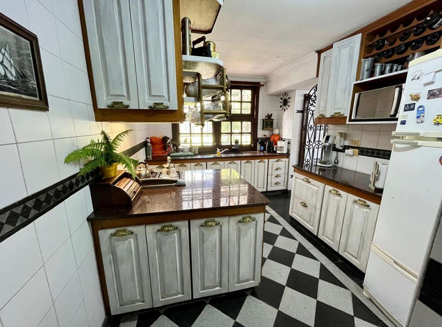 Foto de VENTA CASA 6 AMB EN VTE LOPEZ C/PILETA, imagen 2