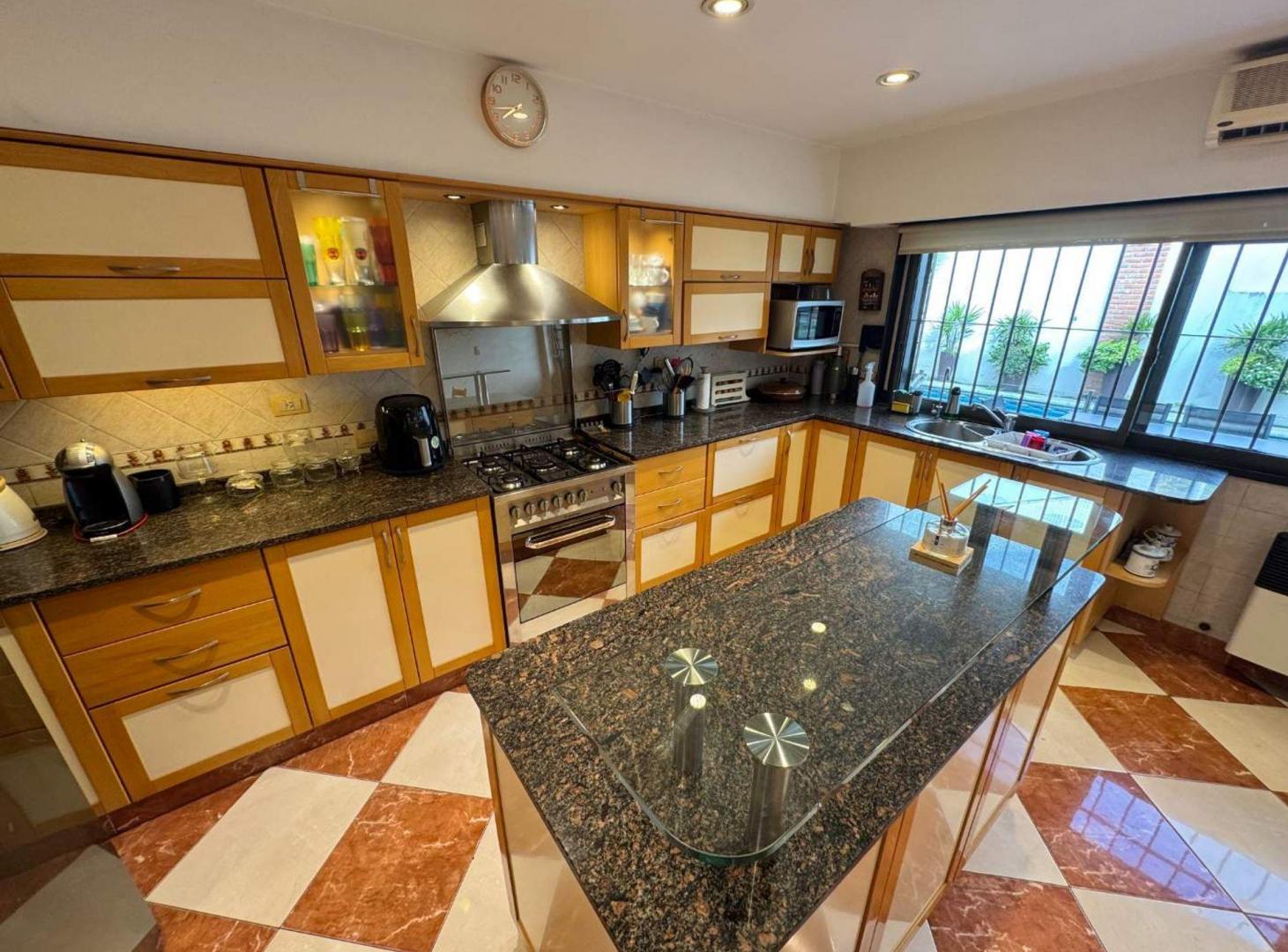 Foto de Venta Casa Coghlan 5 amb Pileta Parrilla 2 Coch., imagen 3