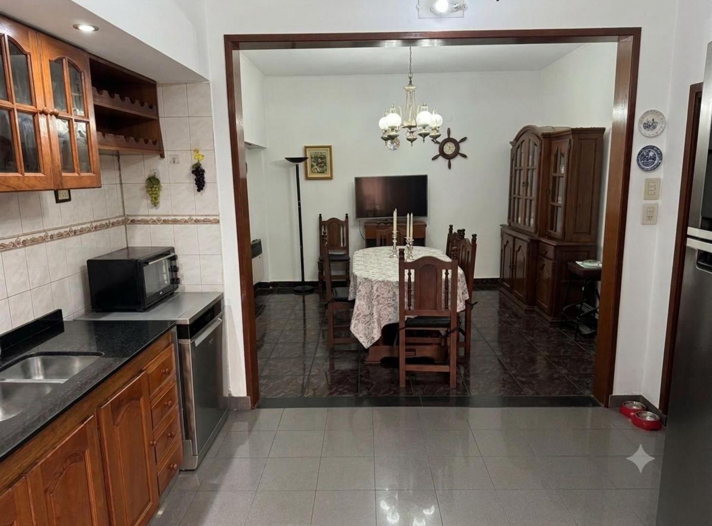 Foto de Venta casa 5 ambientes en Banfield con quincho, imagen 2