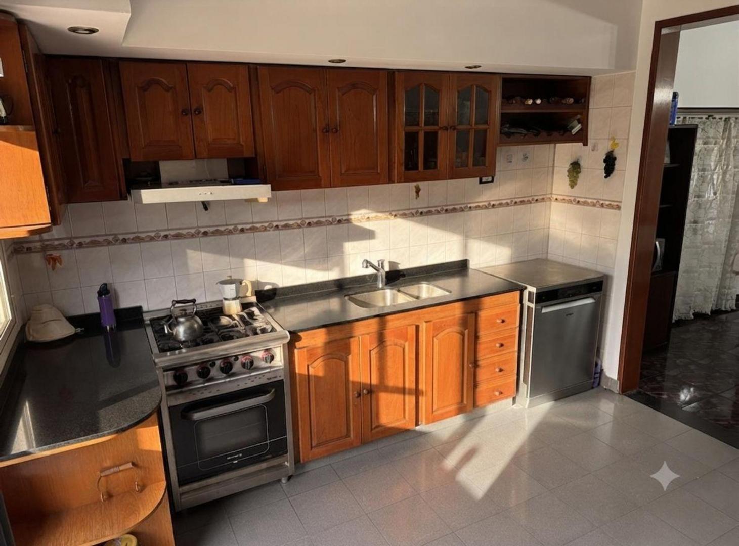 Foto de Venta casa 5 ambientes en Banfield con quincho, imagen 1