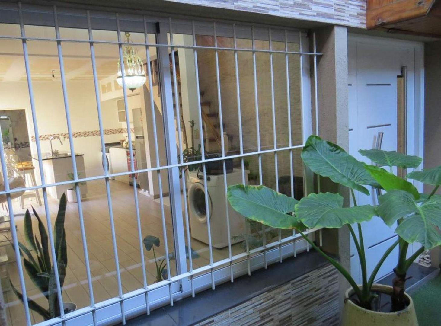Foto de PH 4 ambientes venta Lanús Este con quincho, imagen 2