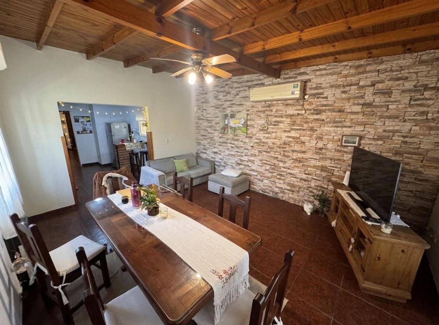 Foto de VENTA CASA 3 AMBIENTES EN BURZACO CON JARDIN, imagen 1