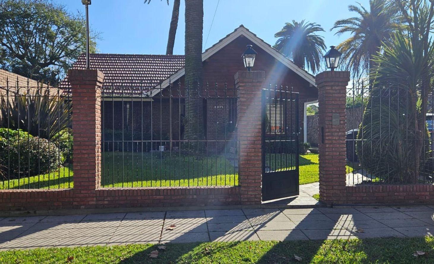 Foto de CASA 4 AMBIENTES VENTA ADROGUE PILETA QUINCHO COCH, imagen 1